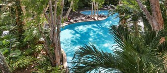 Stylish Tropical Escape in Palm Cove – Resort Condo with Balcony & Pool Views