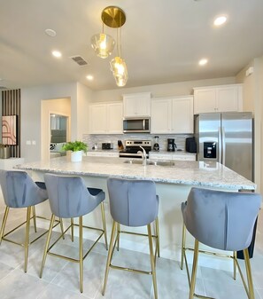 Kühlschrank, Mikrowelle, Herdplatte, Wasserkocher mit Kaffee-/Teezubehör