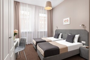 Habitación estándar con 1 cama matrimonial o 2 individuales | Caja de seguridad en la habitación, escritorio y cortinas blackout 