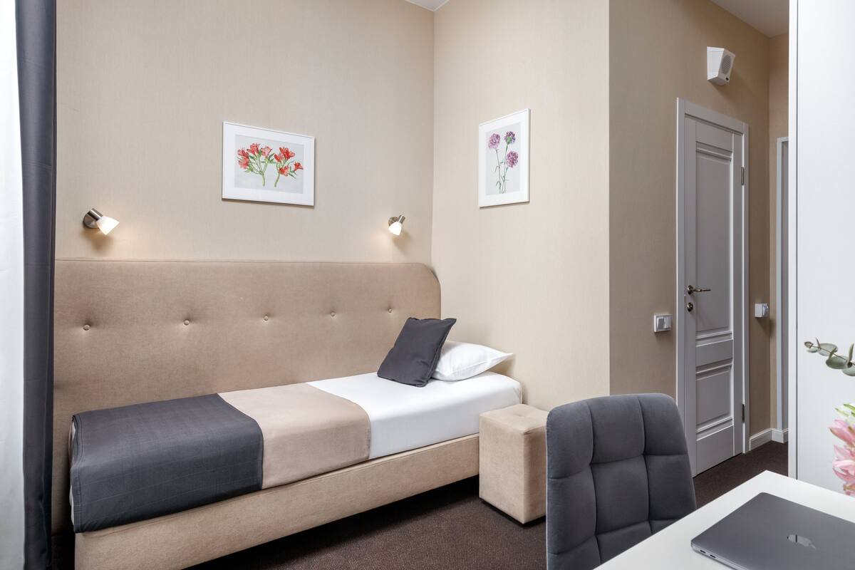 Basic-Zimmer | Zimmersafe, Schreibtisch, Verdunkelungsvorhänge, kostenloses WLAN