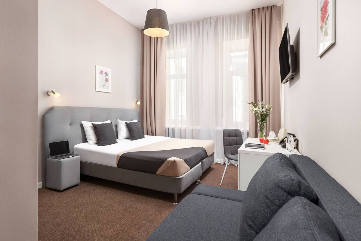 Familien-Dreibettzimmer | Zimmersafe, Schreibtisch, Verdunkelungsvorhänge, kostenloses WLAN