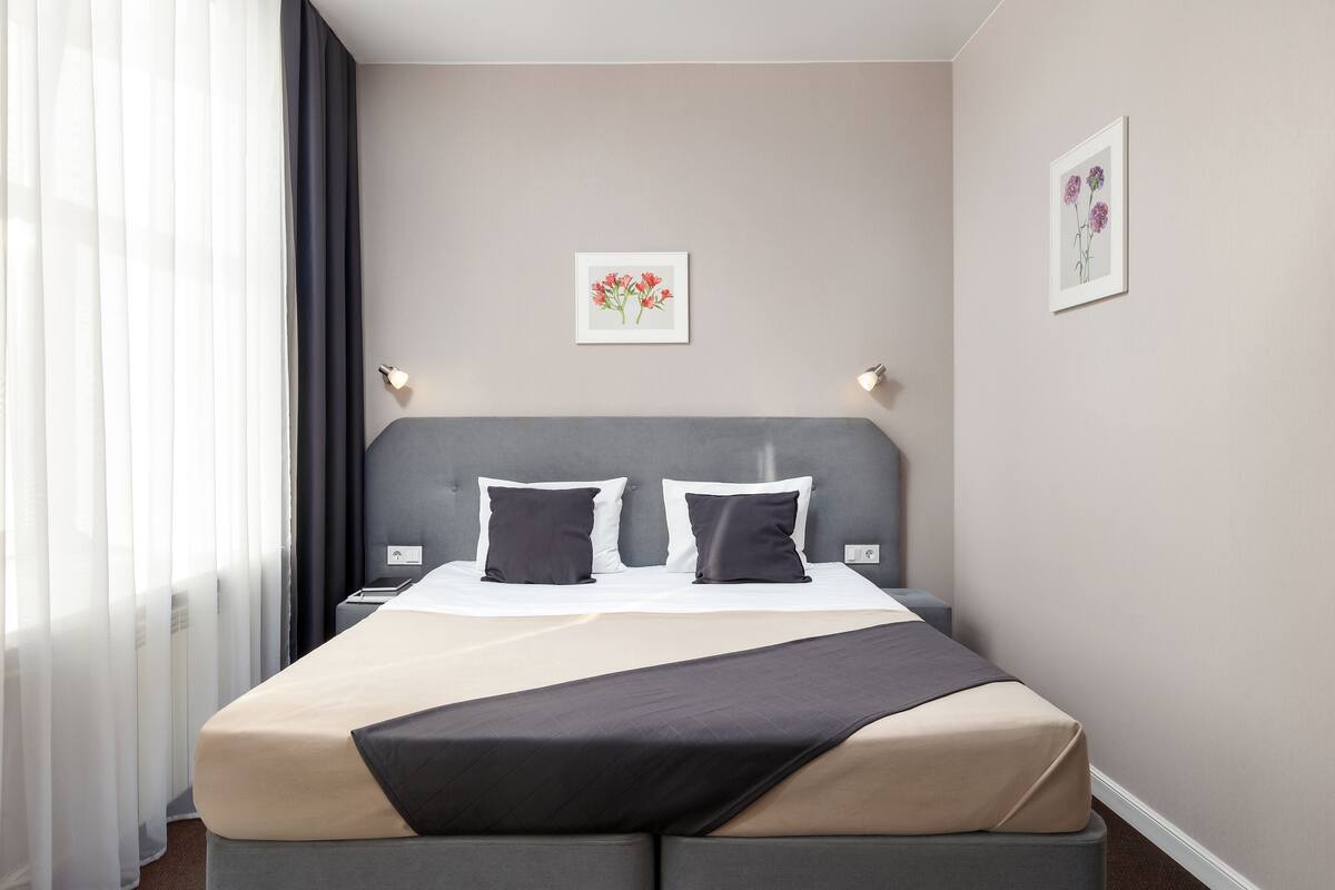 Standard-Doppel- oder -Zweibettzimmer | Zimmersafe, Schreibtisch, Verdunkelungsvorhänge, kostenloses WLAN