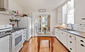 Fridge, microwave, oven, stovetop - Reizend Haus - Dog friendly- Firepit - Backyard Bar! (Fredericksburg)