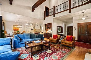 تلفزيون، مدفأة، مكتب