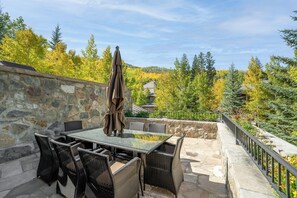 Outdoor dining - Red-tail Lodge by Vail Butler - Ski In/Ski Out, Hot Tub, Walk to Town (Beaver Creek)