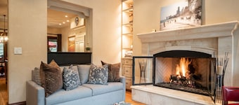 Red-tail Lodge by Vail Butler - Ski In/Ski Out, Hot Tub, Walk to Town