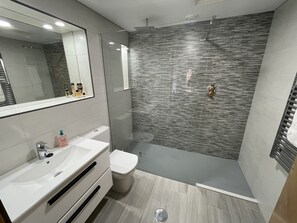Shower, hair dryer, towels, soap - Mar Menor Golf Resort, Luxury apartment,  Sleeps 6, Lake Views (Torre-Pacheco)