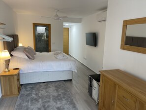 3 bedrooms, iron/ironing board, travel crib, free WiFi - Mar Menor Golf Resort, Luxury apartment,  Sleeps 6, Lake Views (Torre-Pacheco)