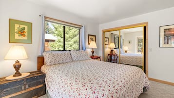 4 bedrooms, iron/ironing board, free WiFi, bed sheets