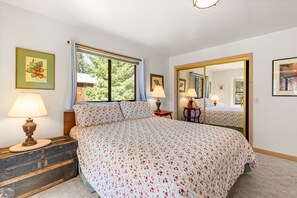 4 bedrooms, iron/ironing board, free WiFi, bed sheets - Lake Breeze Family Home in Tahoe Vista- lakeview - walk to lake (Tahoe Vista)