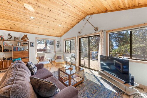 Lake Breeze Family Home in Tahoe Vista- lakeview - walk to lake