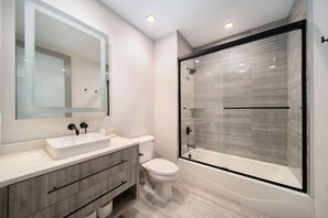 Regadera, toallas, jabón, papel de baño 