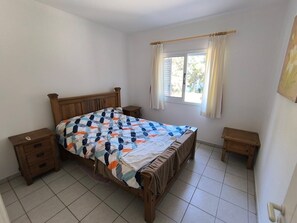 2 bedrooms, iron/ironing board, WiFi, bed sheets - Superstar free Internet free welcome pk (Paphos)