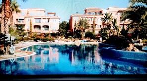 حمّام سباحة خارجي، حمّام سباحة مُدفَّأ