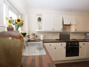 Cottage | Private kitchen | Fridge, dishwasher, electric kettle, cookware/dishes/utensils - 3 Springfort Cottages (Penrith)
