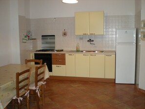 Kühlschrank, Ofen, Kochgeschirr/Geschirr/Besteck