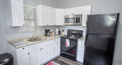 Remodeled Vintage Charm 1br/1ba Apt Close to DT
