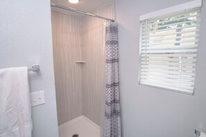 Apartment (1 Bedroom) | Bathroom | Shower, towels - Remodeled Vintage Charm 1br/1ba Apt Close to DT (San Antonio)