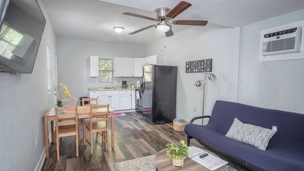 Un espacio habitable compacto con comedor, cocina y sofá.