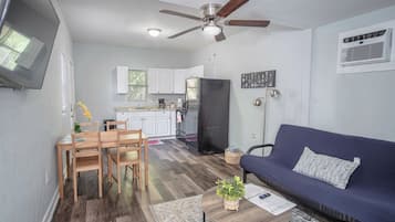 Departamento (1 Bedroom) | Área de sala de estar | Televisión de 50 pulgadas con canales digitales