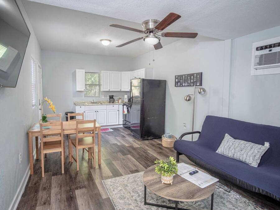 Apartamento (1 Bedroom) | Área de estar | TV 50 polegadas com canais digitais