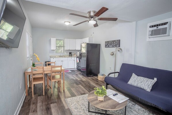 Appartamento (1 Bedroom) | Area soggiorno | TV 50 pollici con canali digitali