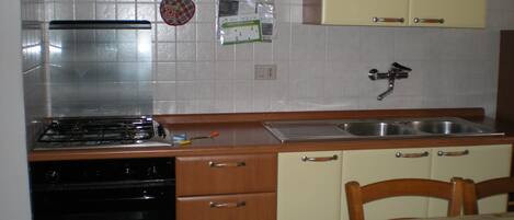 Kühlschrank, Ofen, Herdplatte, Kochgeschirr/Geschirr/Besteck