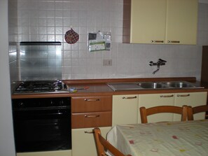 Fridge, oven, stovetop, cookware/dishes/utensils - Luna House n. 6 (Sos Alinos)