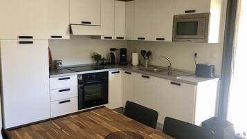 Een koelkast, een microgolfoven, een oven, een kookplaat