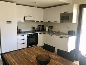 Kühlschrank, Mikrowelle, Ofen, Herdplatte