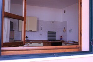 Kühlschrank, Ofen, Kochgeschirr/Geschirr/Besteck, Esstisch