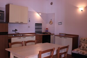 Kühlschrank, Ofen, Kochgeschirr/Geschirr/Besteck, Esstisch