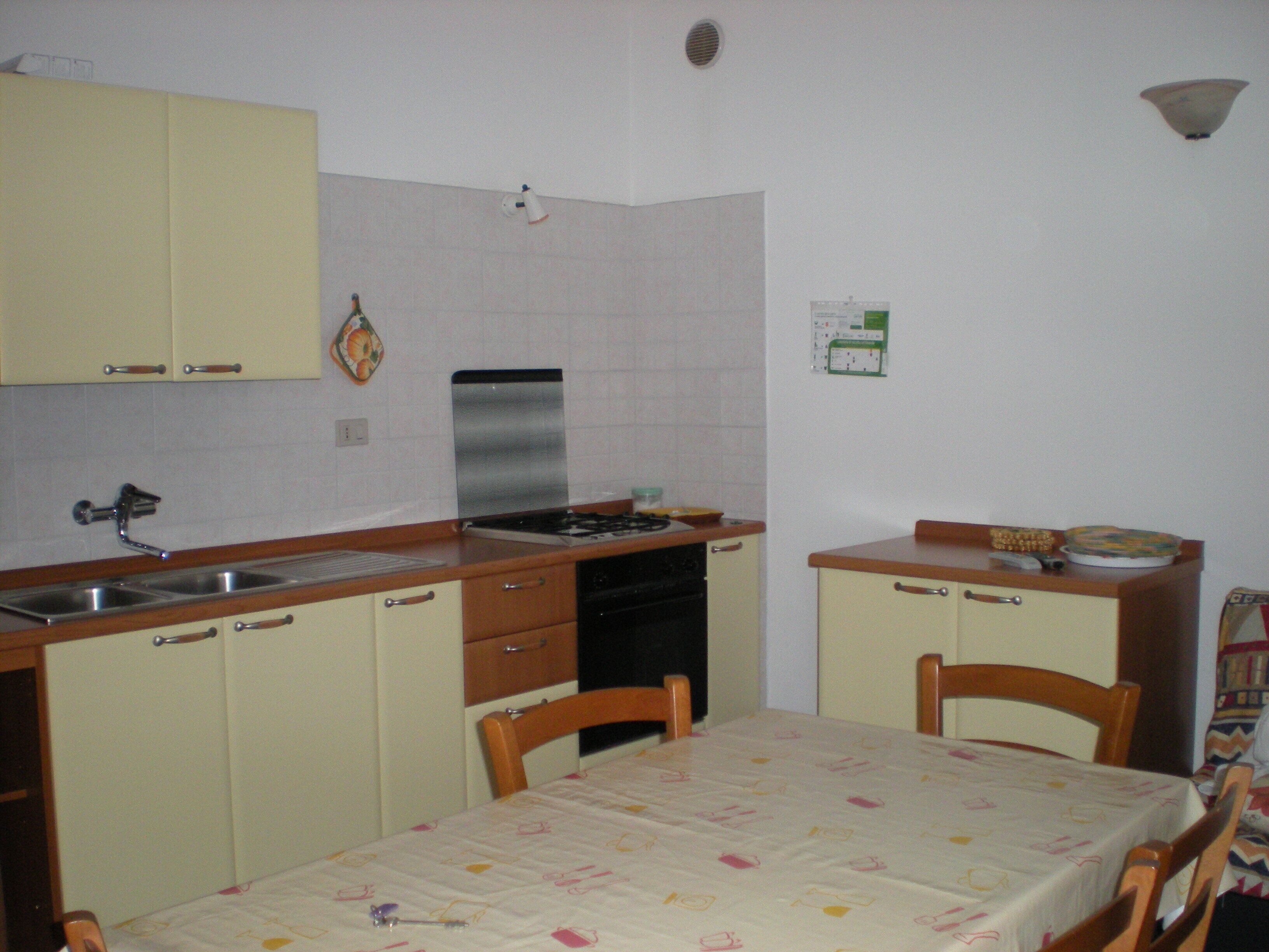 雪櫃、焗爐、廚房用具/餐具/器皿、餐桌