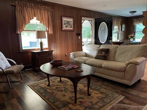 TV connectée, cheminée, livres