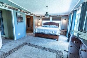 3 makuuhuonetta, silitysrauta/-lauta, ilmainen Wi-Fi, vuodevaatteet