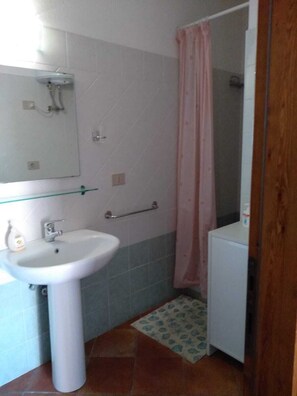 Douche, sèche-cheveux, bidet