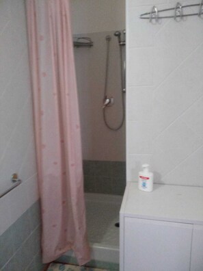 Douche, séchoir à cheveux, bidet