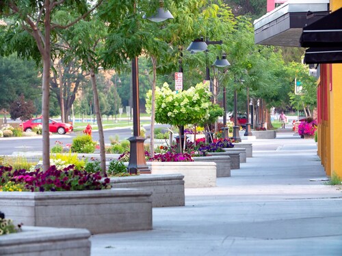 HISTORIC 1890s Rexburg Loft - 2 Q, 1 K Laundry, 2 blocks to BYUI, Clean & Fun!