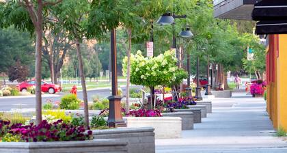 HISTORIC 1890s Rexburg Loft - 2 Q, 1 K Laundry, 2 blocks to BYUI, Clean & Fun!
