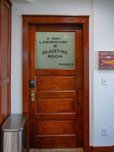 HISTORIC 1890s Rexburg Loft - 2 Q, 1 K Laundry, 2 blocks to BYUI, Clean & Fun!