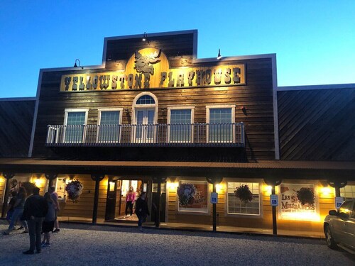 HISTORIC 1890s Rexburg Loft - 2 Q, 1 K Laundry, 2 blocks to BYUI, Clean & Fun!