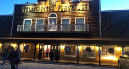 HISTORIC 1890s Rexburg Loft - 2 Q, 1 K Laundry, 2 blocks to BYUI, Clean & Fun!