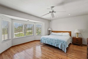 4 slaapkamers, een strijkplank/strijkijzer, reisbedje, wifi