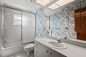 Baignoire, sèche-cheveux, shampoing