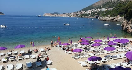 2-bed Apt, Sleeps 4 With Sea View, 10 min to Beach