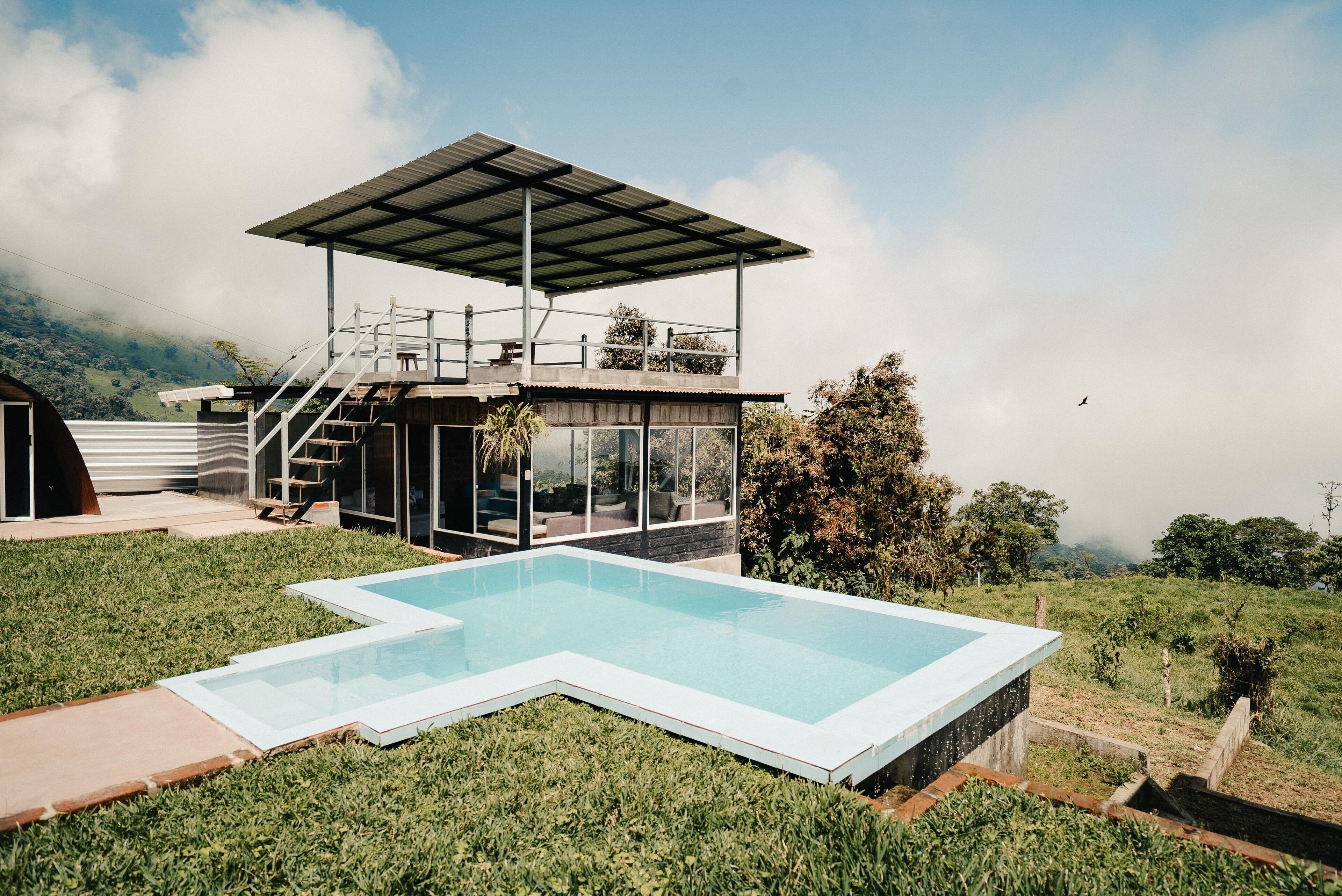 Una piscina al aire libre