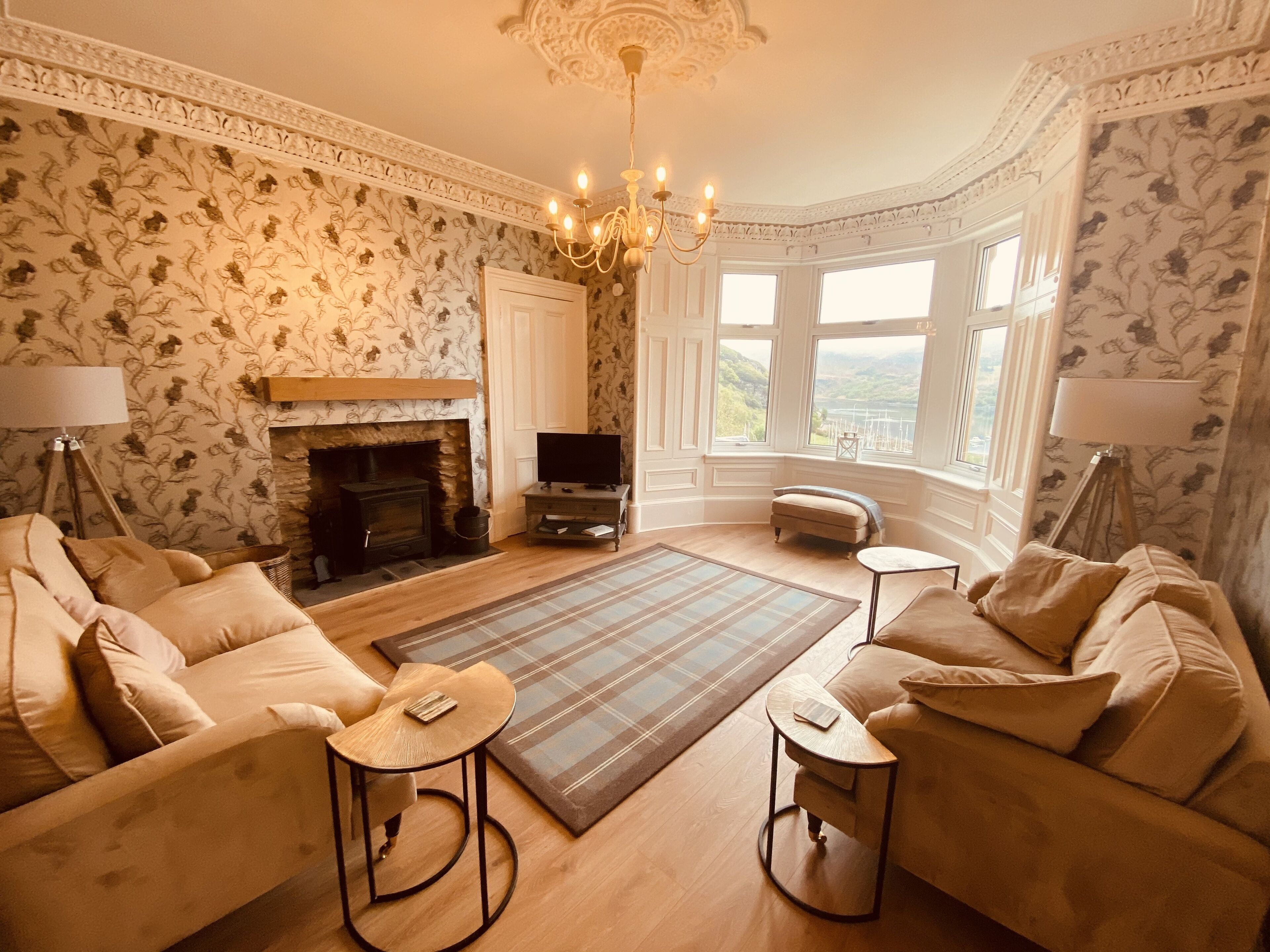 Een smart-tv en een open haard