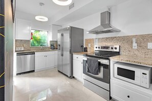 Fridge, microwave, oven, stovetop - Mr Purple House | Pool+Hot Tub | Little Havana (Miami)