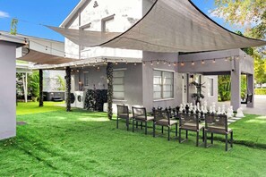 Outdoor dining - Mr Purple House | Pool+Hot Tub | Little Havana (Miami)