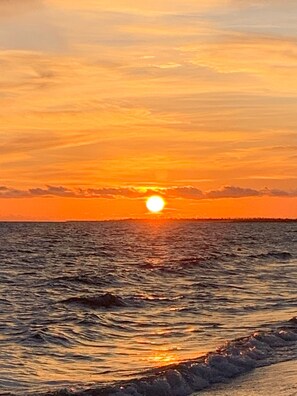 Auringonlasku tyynen meren yllä, horisontti on selkeä.